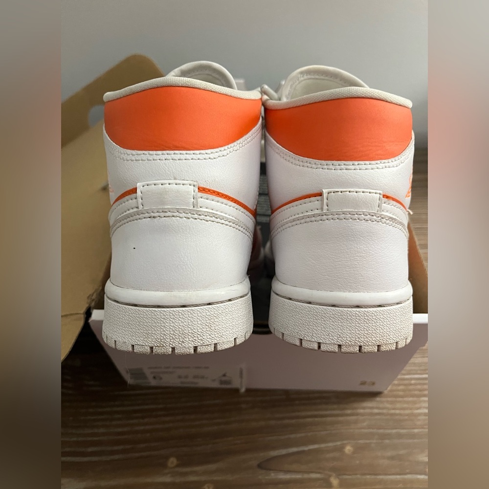 Air Jordan 1 Mid SE Bright Citrus Women’s Size 6 Electro Orange in Box - Picture 14 of 16